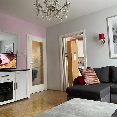 Spacious 2 Bedroom Zell-am-see Town Center דירה *